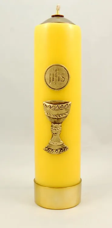 Żółta świeca ołtarzowa na wkład olejowy z motywem eucharystycznym (kielich i hostia), wysokość 30 cm, elegancka i trwała, idealna do kościoła | sklep świece liturgiczne