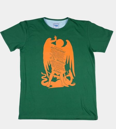 Męska koszulka chrześcijańska z krótkim rękawem w kolorze zielonym z wizerunkiem św. Michała Archanioła i modlitwą. Chrześcijańskie koszulki sklep e-religijne.pl
