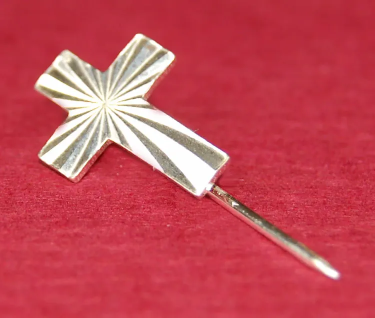 Krzyżyk srebrny do wpięcia w ubranie - 681891 e-religijne.pl