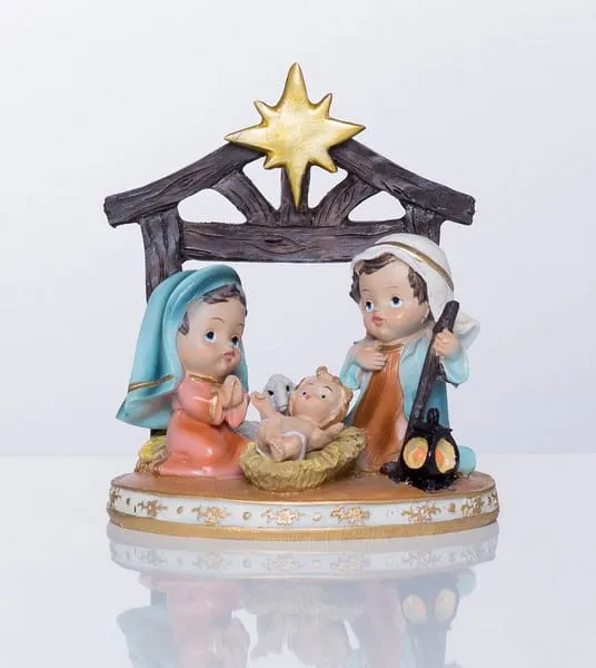 Kolorowa szopka bożonarodzeniowa dla dzieci z wyjmowanym Dzieciątkiem Jezus, wykonana z masy żywicznej