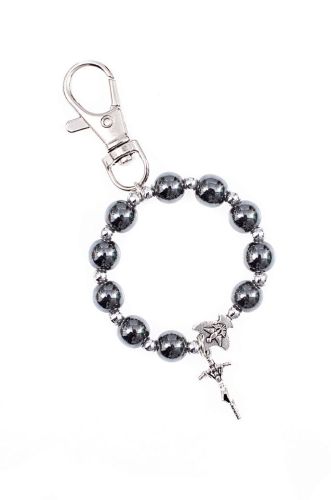 Brelok różaniec dziesiątka wykonany z okrągłych koralików z naturalnego hematytu o średnicy 8mm w ciemnoszarym, metalicznym kolorze, nawleczonych na elastyczny czarny sznurek.