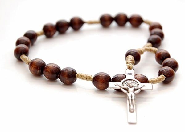 Koronka pokoju z krzyżem św. Benedykta - brązowa e-religijne.pl