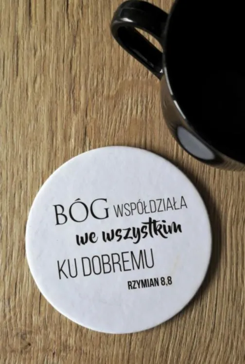 Podstawka korkowa "Bóg współdziała we wszystkim ku dobremu" (Rz 8,8) sklep chrześcijański |