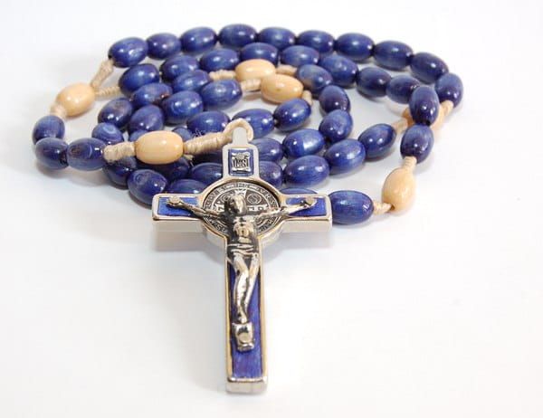 Różaniec z krzyżem św. Benedykta drewniany niebieski e-religijne.pl