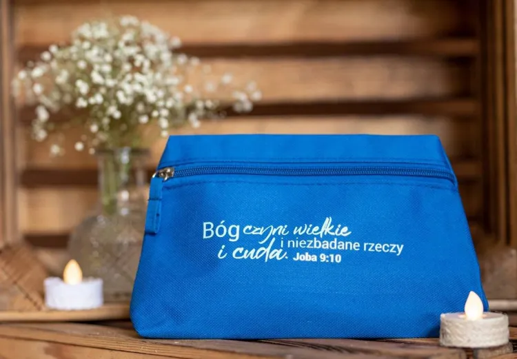 Sklep chrześcijański: Kosmetyczka - piórnik - Bóg czyni wielkie i niezbadane rzeczy (Hi 9,10)