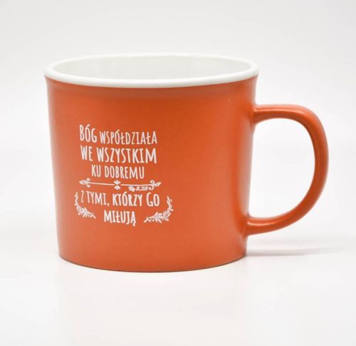 Kubek z wersetem biblijnym "Bóg współdziała we wszystkim ..." (Rz 8,28)