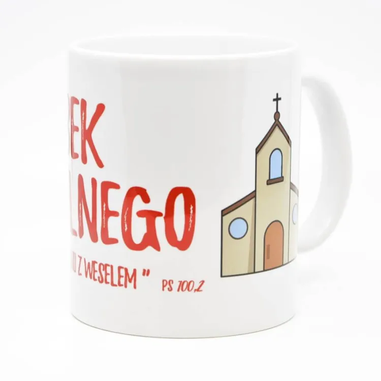 Sklep z kubeczkami chrześcijańskimi: Kubek KOŚCIELNEGO: Biały kubek z czerwonym napisem "Służcie Panu z weselem" i grafiką kościoła