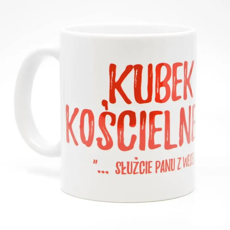 Sklep z kubeczkami chrześcijańskimi: Kubek KOŚCIELNEGO: Biały kubek z czerwonym napisem "Służcie Panu z weselem" i grafiką kościoła