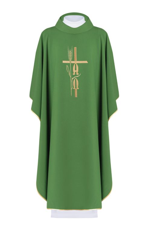 Zielony ornat liturgiczny z haftem złotego krzyża, kłosów i symboli Alfa Omega, widok z przodu.