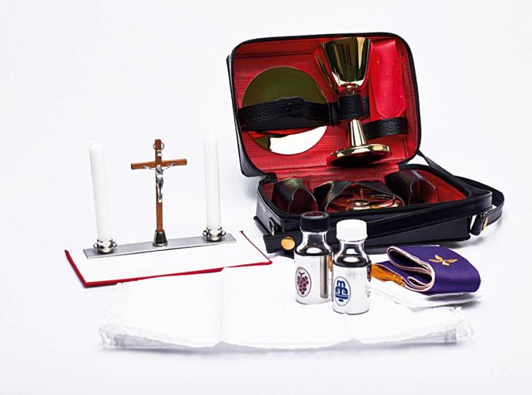 Walizka z wyposażeniem liturgicznym do odprawiania Mszy Świętej w podróży 904 Mały ksiądz prezent na święcenia prymicje
