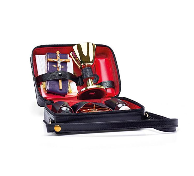 Walizka z wyposażeniem liturgicznym do odprawiania Mszy Świętej w podróży 904 Mały ksiądz prezent na święcenia prymicje