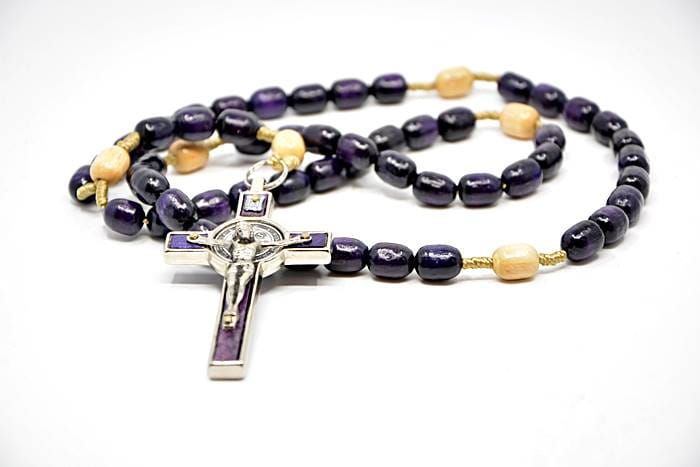 Różaniec z krzyżem św. Benedykta drewniany fioletowy sklep z różańcami dewocjonalia