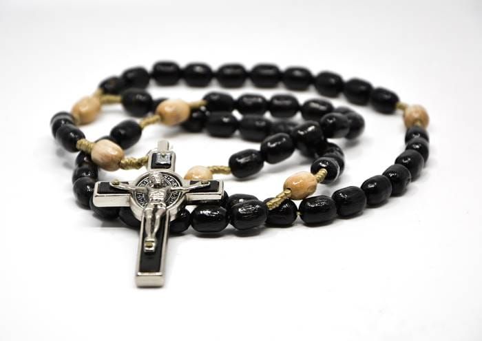 Różaniec z krzyżem św. Benedykta drewniany czarny księgarnia religijna