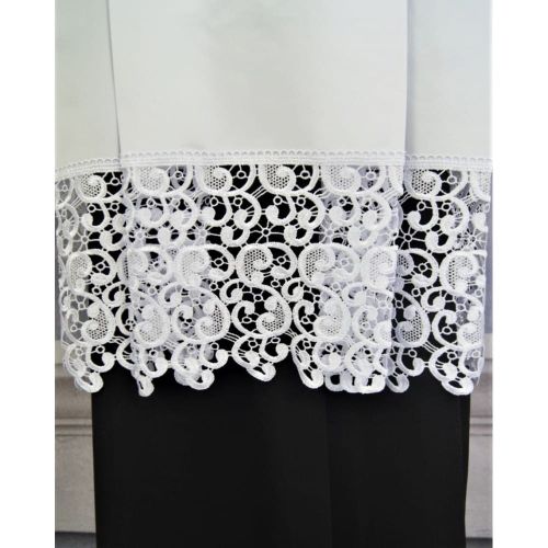 Tradycyjna komża kapłańska zdobiona koronką K-28 producent szat liturgicznych