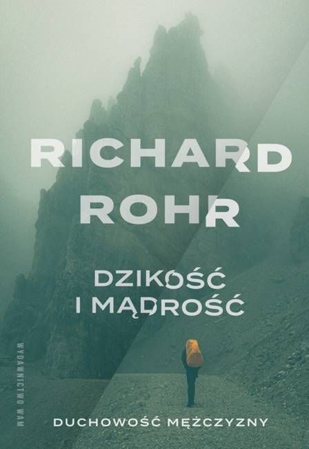 Okładka książki "Dzikość i mądrość. Duchowość mężczyzny" Richarda Rohra. Na tle gór widać samotnego wędrowca, co symbolizuje indywidualną podróż do pełni męskości. wydawnictwo WAM księgarnia