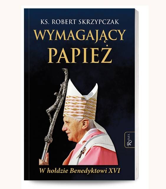 Wymagający Papież - książka ks. Skrzypczaka o Benedykcie XVI, okładka przedstawiająca papieża emeryta w szatach liturgicznych z pastorałem | Dom Wydawniczy Rafael