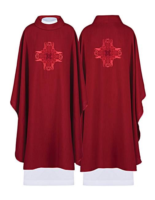 Czerwony ornat liturgiczny HA7035 o kroju gotyckim z haftowanym krzyżem na piersi i plecach.