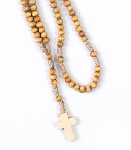 Różaniec drewniany na sznurku w kolorze oliwkowym R944 sklep chrzesćijański