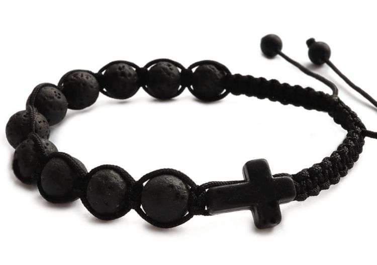 Męski różaniec na rękę - bransoletka z lawy wulkanicznej i krzyżem z howlitu 8761 sklep chrześcijański kolczykarnia największy wybór różańcow z kamieni szlachetnych