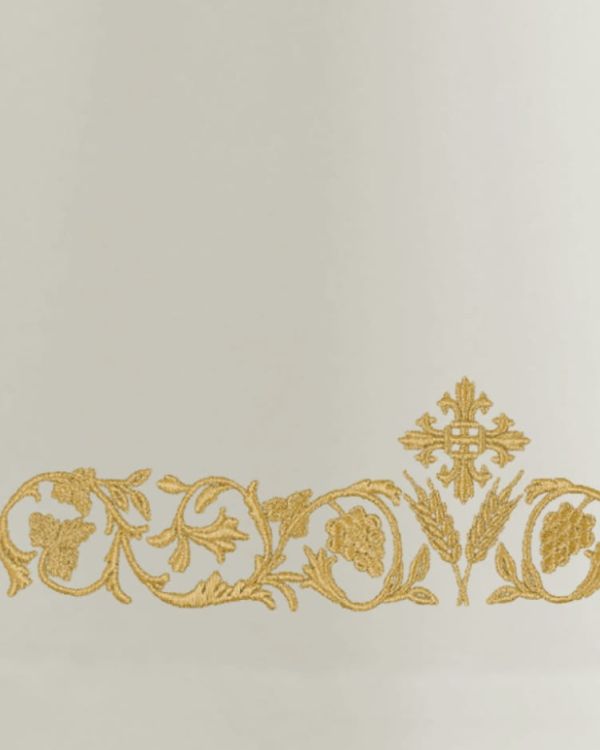 Alba kapłańska rzymska w kolorze ecru zdobiona haftem 3-163-1