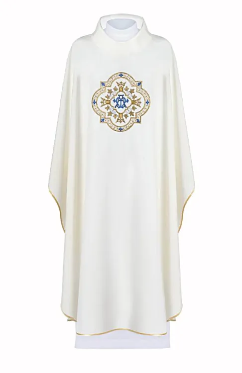 Biały ornat maryjny z haftowanym złoto-niebieskim herbem, złotą lamówką i kołnierzem typu golf