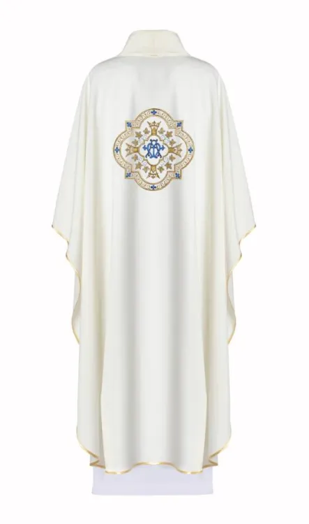 Biały ornat maryjny z haftowanym złoto-niebieskim herbem, złotą lamówką i kołnierzem typu golf