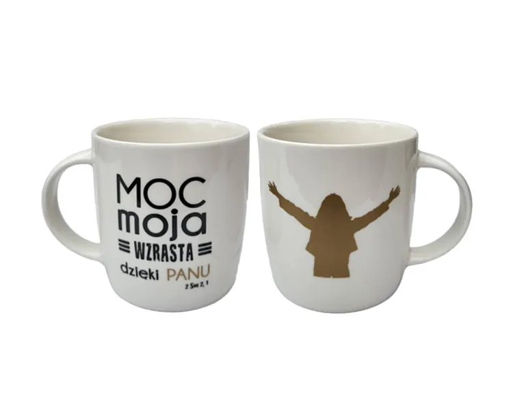 Dwa białe ceramiczne kubki z napisem "Moc moja wzrasta dzięki Panu" i sylwetką modlącego się człowieka