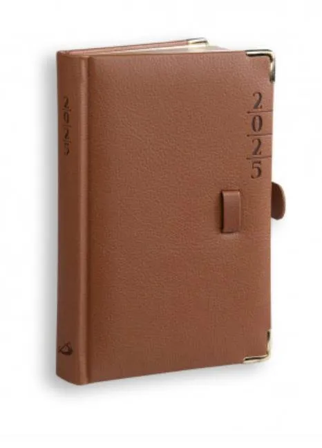 Zamknięty terminarz książkowy B6 na 2025 rok z brązową okładką, zapinką i złotymi okuciami na rogach