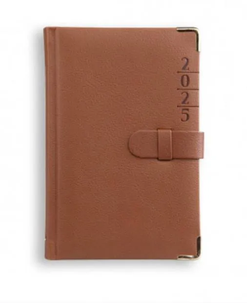 Zamknięty terminarz książkowy B6 na 2025 rok z brązową okładką, zapinką i złotymi okuciami na rogach