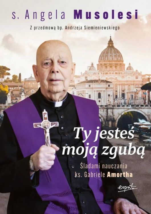 Okładka książki 'Ty jesteś moją zgubą' autorstwa s. Angeli Musolesi, przedstawiająca ks. Gabriele Amortha w fioletowej stule na tle Bazyliki św. Piotra w Watykanie
