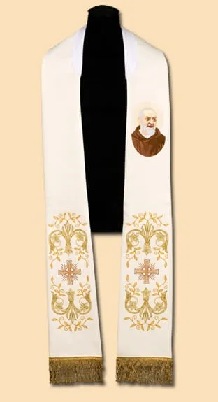 Biała stuła liturgiczna AS150 z kolorowym haftem św. Ojca Pio na wysokości piersi i złotym ornamentem z krzyżem na końcach.