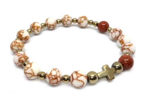 Różaniec na rękę z howlitu i złotego hematytu - bransoletka na białym tle