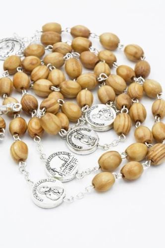 Różaniec z drzewa oliwnego z medalikami czterech bazylik rzymskich i krzyżem papieskim