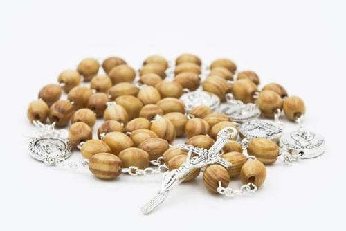 Różaniec z drzewa oliwnego z medalikami czterech bazylik rzymskich i krzyżem papieskim