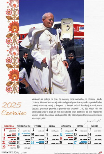 Kalendarz ścienny 2025 św. Jan Paweł II, uśmiechnięty Papież w czerwonych szatach, wydany przez Edycję św. Pawła z Częstochowy