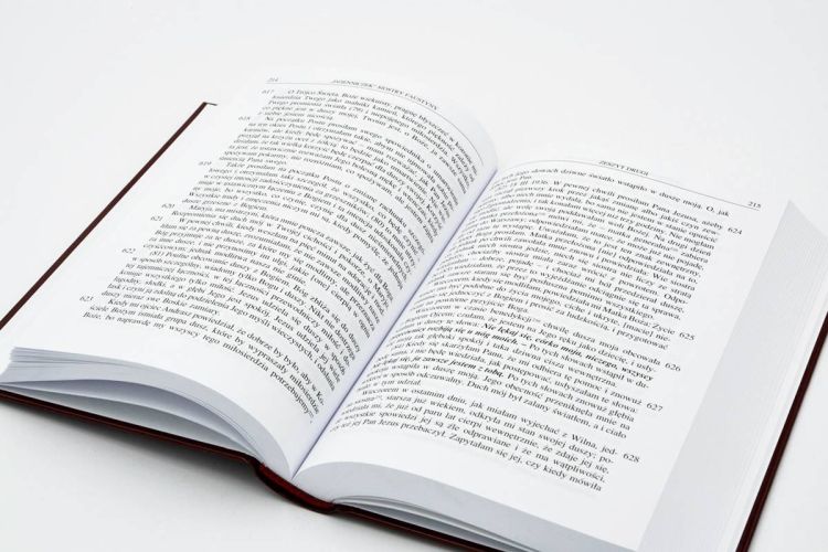 Otwarty Dzienniczek św. Faustyny Kowalskiej pokazujący czytelny układ tekstu na białych stronach, twarda oprawa w kolorze bordowym, wydanie książkowe z numerowanymi paragrafami