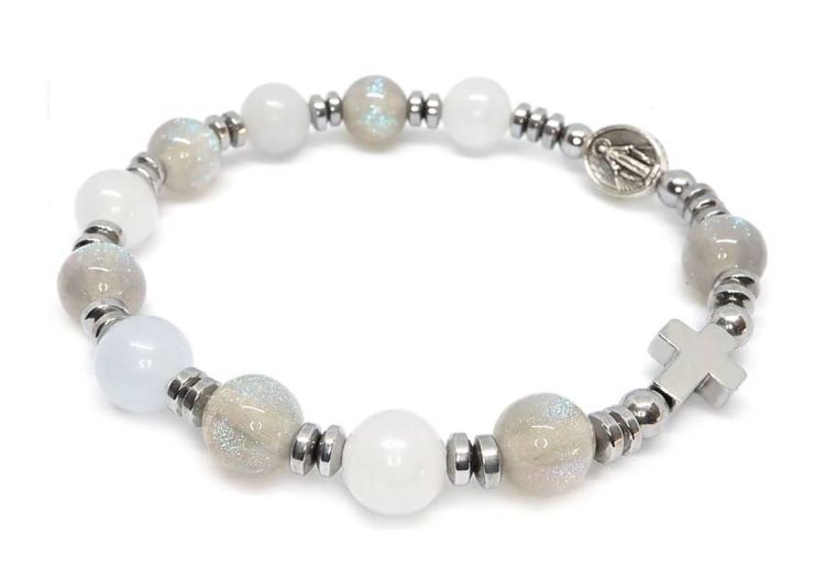 Damska bransoletka różańcowa z jasnego jadeitu i opalizujących koralików, srebrne elementy hematytowe i medalik Maryjny na białym tle