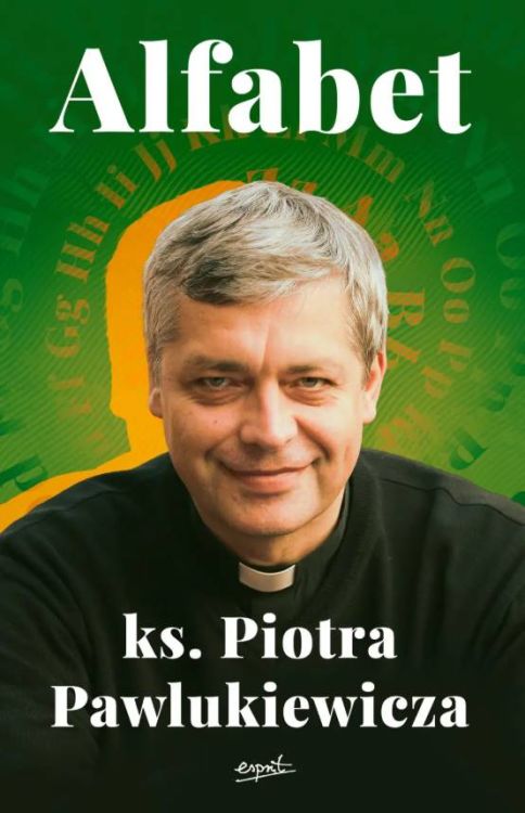 Okładka książki Alfabet ks. Piotra Pawlukiewicza - uśmiechnięty ksiądz w czarnej sutannie na zielonym tle z pomarańczowym akcentem | Esprit Wydawnictwo