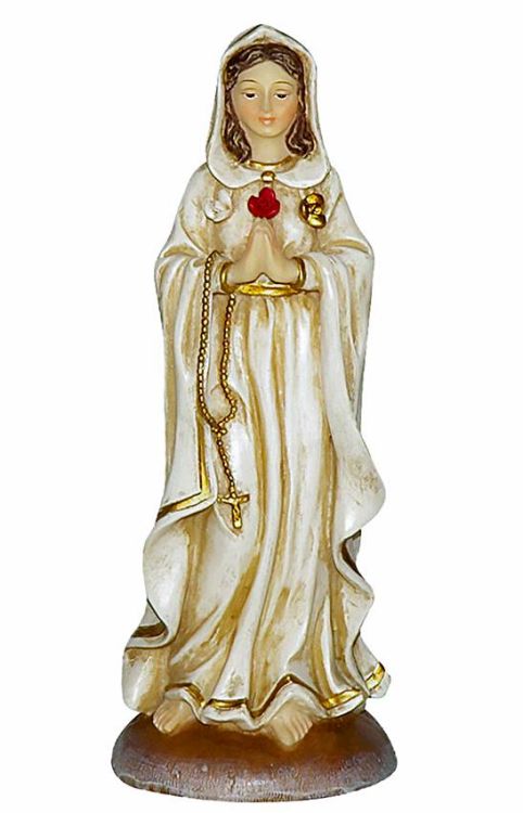 Figura Matki Bożej Róży Duchownej w kremowej szacie, z trzema różami na piersi i różańcem, wykonana z masy żywicznej w stonowanej kolorystyce | Godzina łaski 8 grudnia