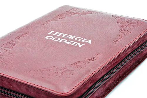 Burgundowe skórzane etui brewiarza z delikatnym florystycznym tłoczeniem na okładce