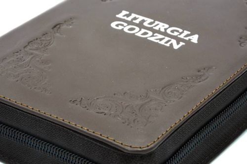 Brązowy brewiarz Liturgia Godzin z tłoczonym wzorem i białym napisem na okładce - zbliżenie
