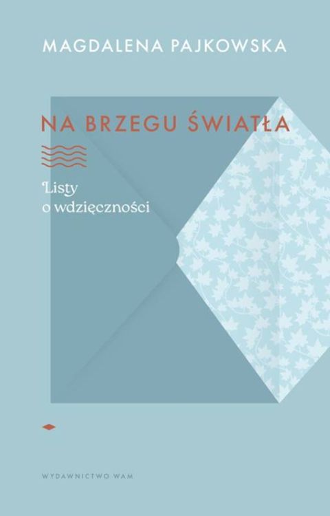 Okładka książki „Na brzegu światła. Listy o wdzięczności” Magdaleny Pajkowskiej – subtelny design w pastelowych barwach z motywem koperty i liści | WAM Wydawnictwo