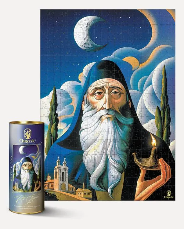 Puzzle Premium Chrizzle - Święty Charbel z lampą oliwną podczas nocnej modlitwy, w tle księżyc, cyprysy i klasztor, 500 elementów w złotej tubie kolekcjonerskiej