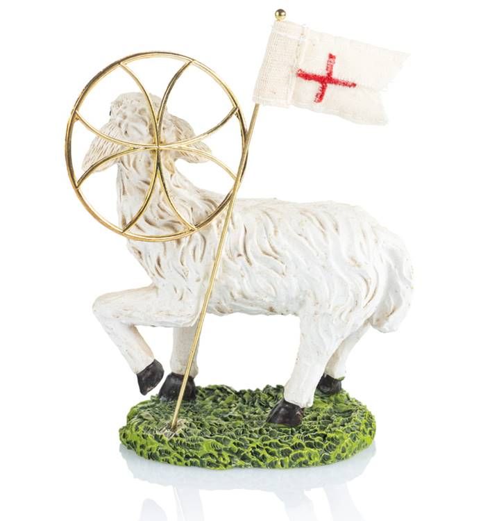 Biały Baranek Wielkanocny ze złotą aureolą i chorągiewką, stojący na zielonej podstawie – symbol Zmartwychwstania widok z tyłu figurki