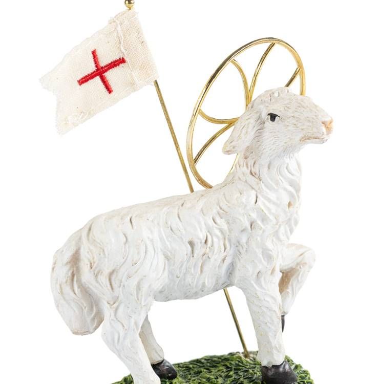 Biały Baranek Wielkanocny ze złotą aureolą i chorągiewką, stojący na zielonej podstawie – symbol Zmartwychwstania zbliżenie detali figurki