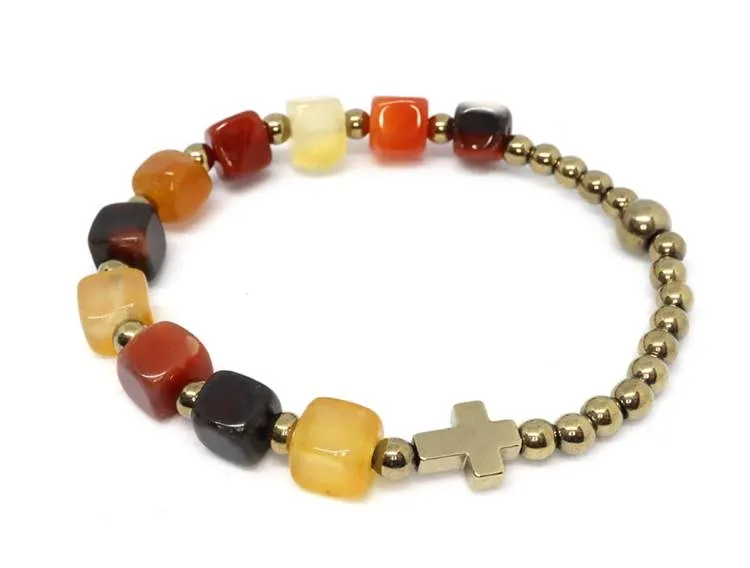 Bransoletka-różaniec z bursztynowych agatów i złotego hematytu na elastycznej gumce, idealna do modlitwy i jako elegancki dodatek.