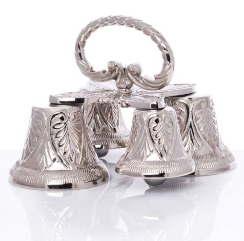 Srebrzyste dzwonki liturgiczne poczwórne z niklowanego mosiądzu z ozdobnym uchwytem i grawerowanymi motywami na każdym dzwonie | sklep liturgiczny