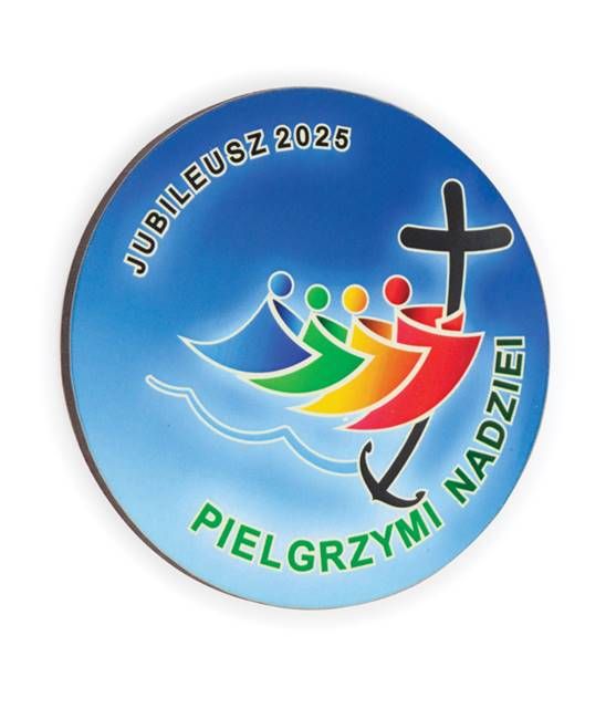Magnes Jubileuszowy 'Pielgrzymi Nadziei 2025' - kolorowa symbolika na błękitnym tle przedstawiająca wspólnotę pielgrzymów podążających za krzyżem