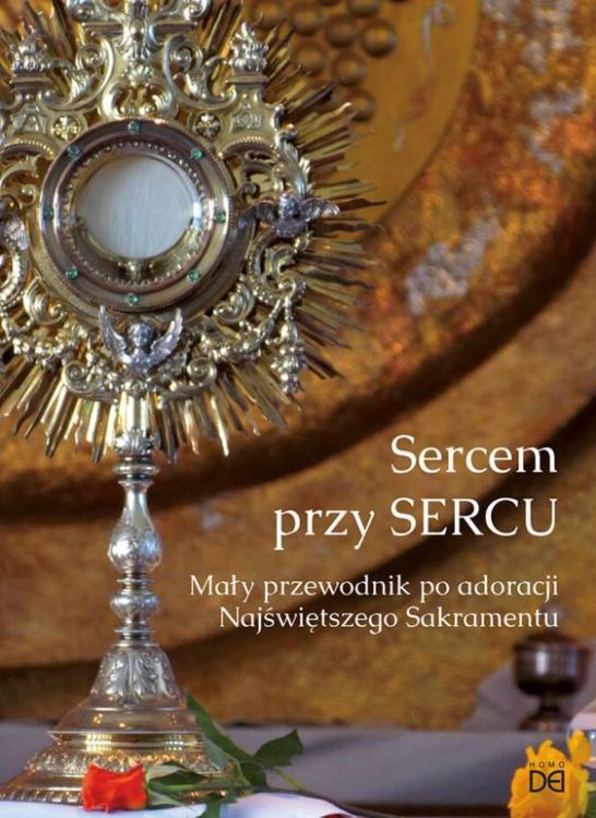 Adoracja Najświętszego Sakramentu - inspirujący przewodnik duchowy 'Sercem przy SERCU' autorstwa o. Bruziego CSsR z piękną monstrancją na okładce | Homo Dei Wydawnictwo