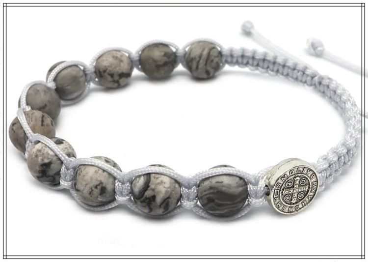 Ręcznie wykonana bransoletka różaniec z szarym jaspisem i medalionem św. Benedykta na sznurku | Dewocjonalia różaniec na rękę